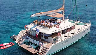25 guests aboard a Lagoon 560